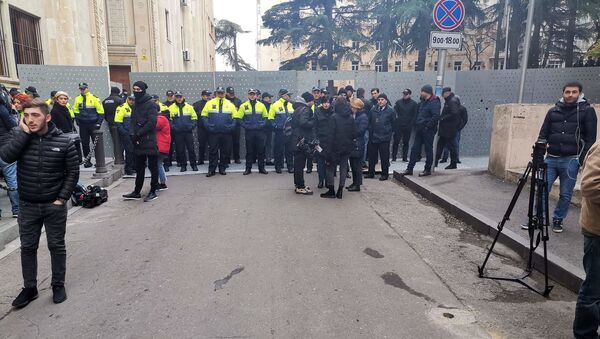 Полицейские дежурят у входов в парламент Грузии. Утро 28 ноября. Оппозиция обещает провести новую акцию протеста - Sputnik Грузия