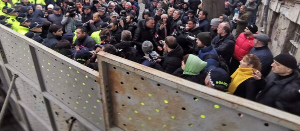 У входов в парламент Грузии. Дорога перекрыта железным ограждением. Оппозиция готовится провести новую акцию протеста. Утро 28 ноября - Sputnik Грузия