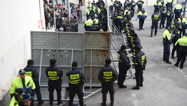 Полиция на акции протеста объединенной оппозиции у здания парламента Грузии 28 ноября - Sputnik Грузия