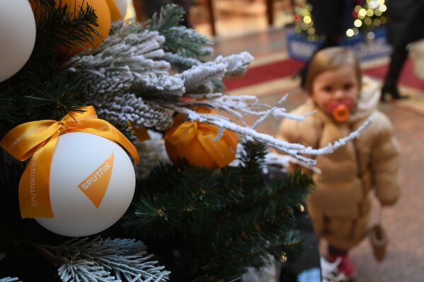 Посетителей главного универмага России поздравляет и Sputnik, разместивший там цифровую елку, которая рассказывает всем о празднике  - Sputnik Грузия