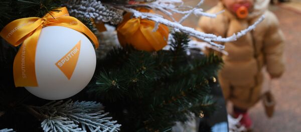 Елочный шар с логотипом Sputnik на цифровой елке Sputnik в ГУМе - Sputnik Грузия