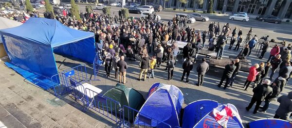 Активисты оппозиции у здания парламента Грузии утром 29 ноября. Акция протеста продолжается на пешеходной части проспекта - Sputnik Грузия