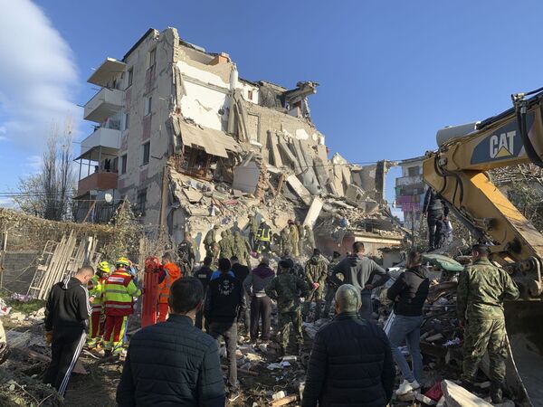 В связи с новым землетрясением в городах Тирана и Дуррес было введено чрезвычайное положение - Sputnik Грузия