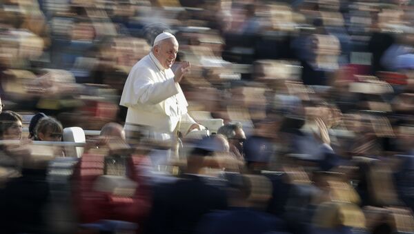 Фото Недели. Папа Римский Фрэнсис машет верующим, когда он прибывает к своей еженедельной аудитории на площади Святого Петра - Sputnik Грузия