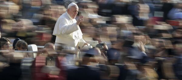 Фото Недели. Папа Римский Фрэнсис машет верующим, когда он прибывает к своей еженедельной аудитории на площади Святого Петра - Sputnik Грузия