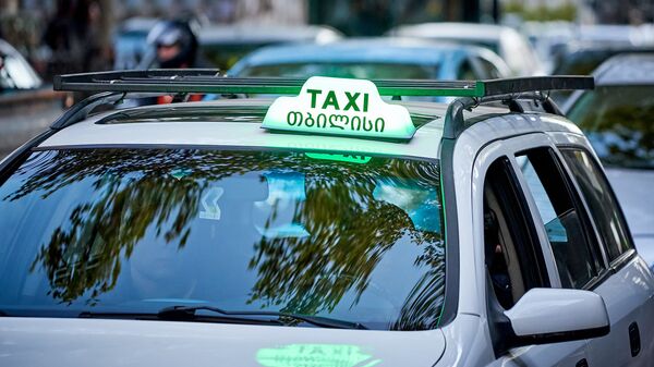 Белое такси в центре грузинской столицы - Sputnik Грузия