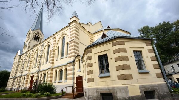 Кафедральный собор святых Петра и Павла в Старосадском переулке в Москве - Sputnik Грузия