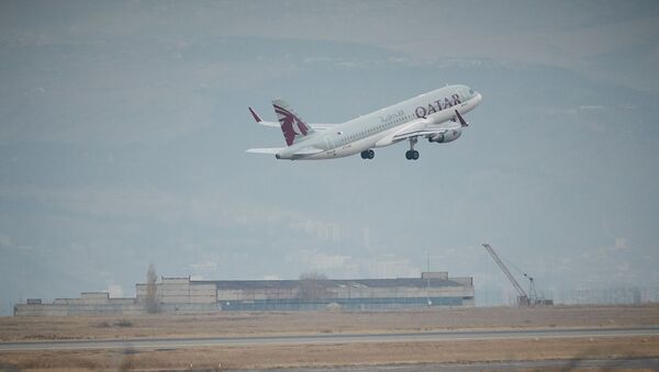 Пассажирский самолет Катарских авиалиний вылетает из тбилисского аэропорта - Sputnik Грузия