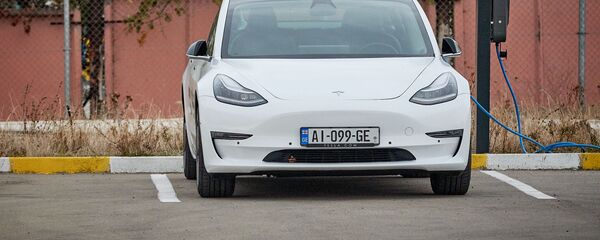 Электромобили Tesla в тбилисском аэропорту - Sputnik Грузия