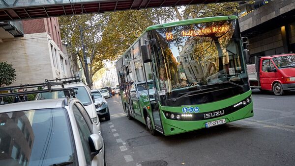 Новый зеленый автобус едет по центру столицы Грузии - Sputnik Грузия