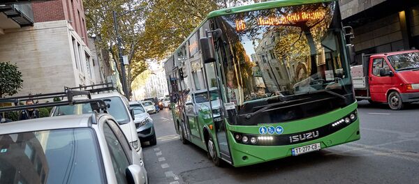 Новый зеленый автобус едет по центру столицы Грузии - Sputnik Грузия