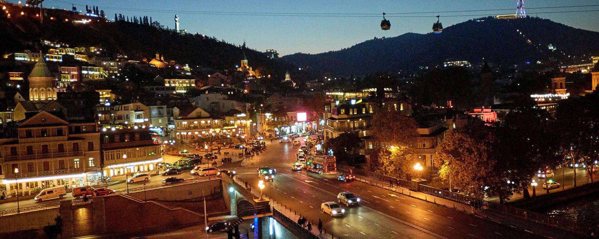 Ночной вид на город Тбилиси - центр столицы, видна гора Мтацминда с телевышкой, а на переднем плане - Мейдан и старый город - Sputnik Грузия, 1920, 17.10.2021