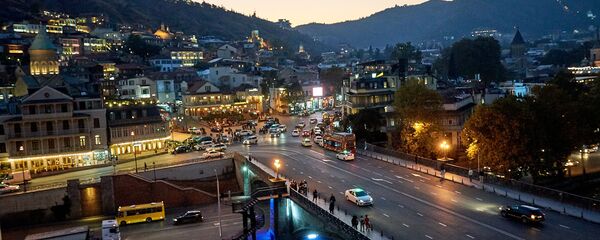 Ночной вид на город Тбилиси - центр столицы, видна гора Мтацминда с телевышкой, а на переднем плане - Мейдан и старый город - Sputnik Грузия