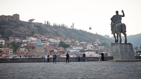 Вид на город Тбилиси с обзорной площадки у Метехской церкви и памятник царю Вахтангу Горгасали - Sputnik Грузия