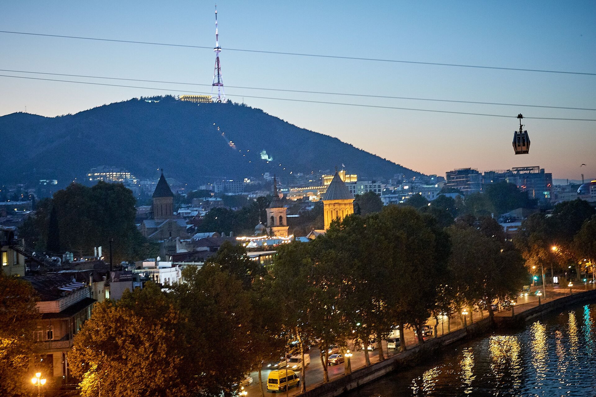 Ночной вид на столицу Грузии - город Тбилиси. На заднем плане гора Мтацминда с телевышкой, на переднем - набережная и канатка - Sputnik Грузия, 1920, 25.07.2023