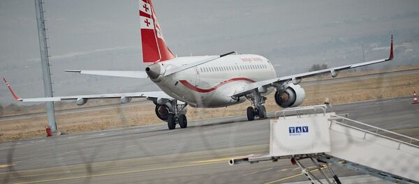 Самолет грузинской авиакомпании Airzena Georgian Airlines на стоянке в аэропорту - Sputnik Грузия