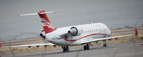 Самолет грузинской авиакомпании Airzena Georgian Airlines на стоянке в аэропорту - Sputnik Грузия