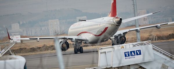 Самолет грузинской авиакомпании Airzena Georgian Airlines на стоянке в аэропорту - Sputnik Грузия