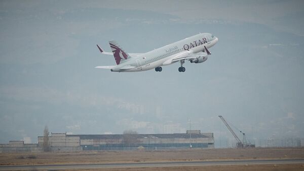 Пассажирский самолет Катарских авиалиний QATAR Airlines вылетает из тбилисского аэропорта - Sputnik Грузия
