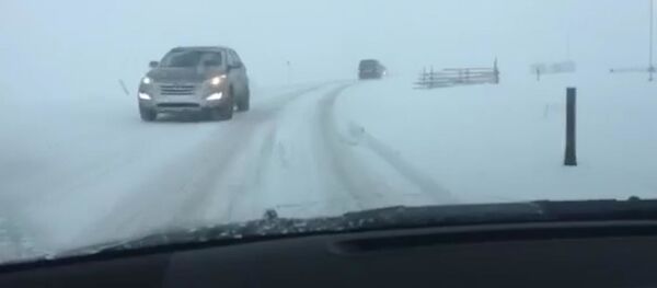 Водитель, будь осторожен - снег и лед на Военно-Грузинской дороге - видео - Sputnik Грузия