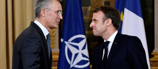 Генсек НАТО Йен Столтенберг и президент Франции Эммануэль Макрон жмут руки во время встречи в Елисейском дворце - Sputnik Грузия