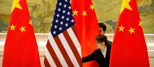 Флаги США и Китая на официальной церемонии перед открытием переговоров по торговым вопросам - Sputnik Грузия