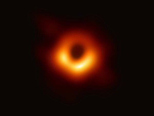 Изображение черной дыры в центре галактики M87, полученное с помощью телескопа Event Horizon Telescope - Sputnik Грузия