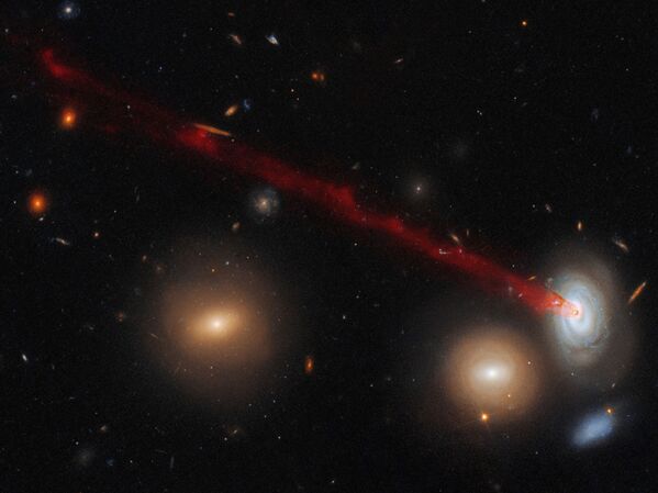 Длинный газовый хвост спиральной галактики D100 - Sputnik Грузия