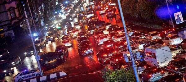 Машины едут ночью с улицы Меликишвили в сторону проспекта Руставели у здания Филармонии - Sputnik Грузия