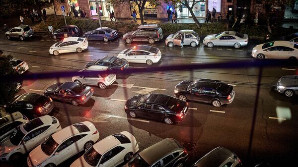 Машины едут ночью по улице Меликишвили у здания Филармонии. Час пик - Sputnik Грузия