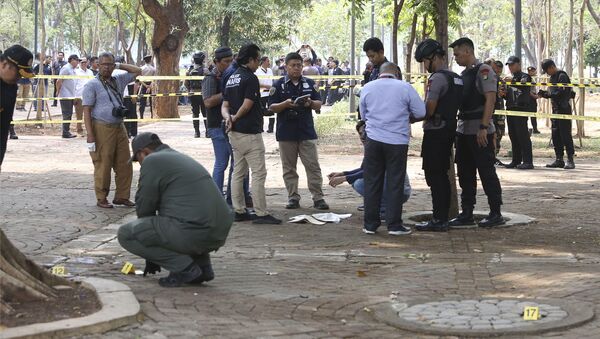 Следователи и криминалисты на месте взрыва в Джакарте, Индонезия - Sputnik Грузия