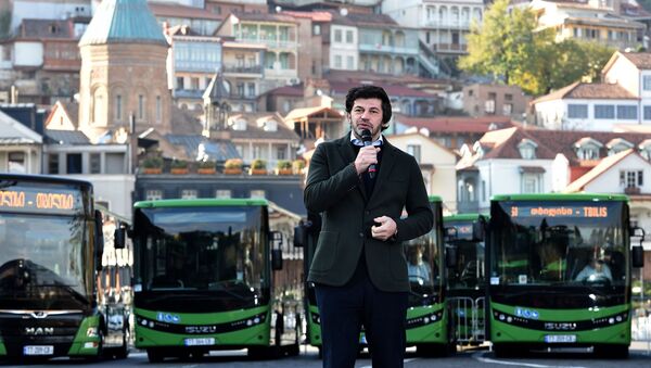 Мэр Тбилиси Каха Каладзе на фоне новых автобусов - Sputnik Грузия