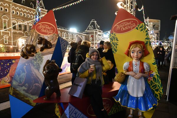 Сотни гостей побывали на ГУМ-катке в ходе церемонии открытия. На фото - девушки фотографируются у стенда Красный октябрь - Sputnik Грузия