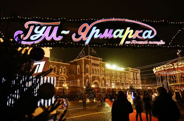 Новогодняя ГУМ-Ярмарка, расположенная рядом с ГУМ-Катком на Красной площади - Sputnik Грузия