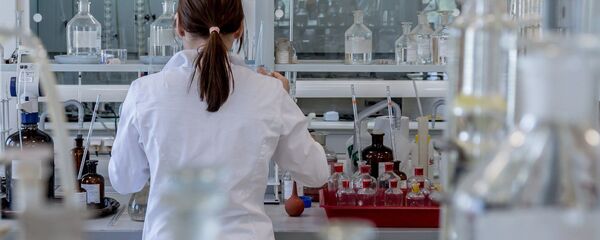 ახალგაზრდა მეცნიერ-მკვლევარი ლაბორატორიაში ახალგაზრდა მეცნიერ-მკვლევარი ლაბორატორიაში - Sputnik საქართველო