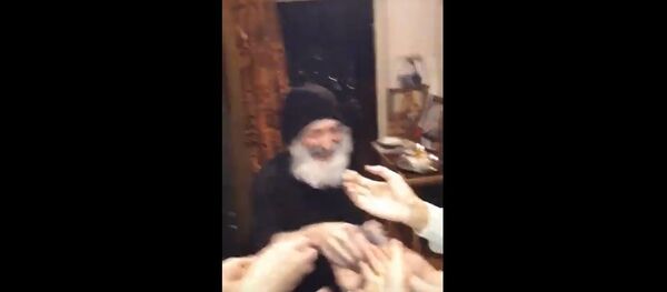 ბერი ნიკოლოზი ფულს არიგებს ბერი ნიკოლოზი ფულს არიგებს - Sputnik საქართველო