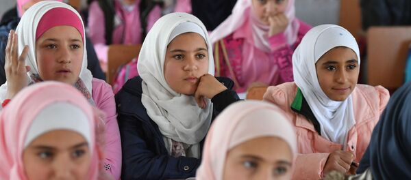 Дети из провинции Идлиб на уроке в школе в лагере беженцев Хирджилла Дети из провинции Идлиб на уроке в школе в лагере беженцев Хирджилла - Sputnik Грузия