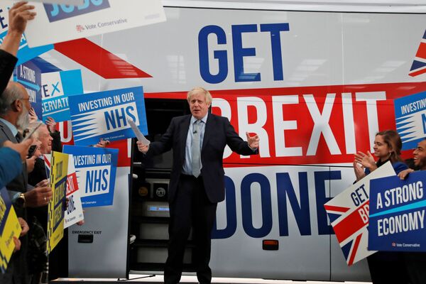 Премьер-министр Великобритании Борис Джонсон активно проводит избирательную кампанию по всей стране, надеясь, что исход выборов позволит решить вопрос с Brexit - Sputnik Грузия