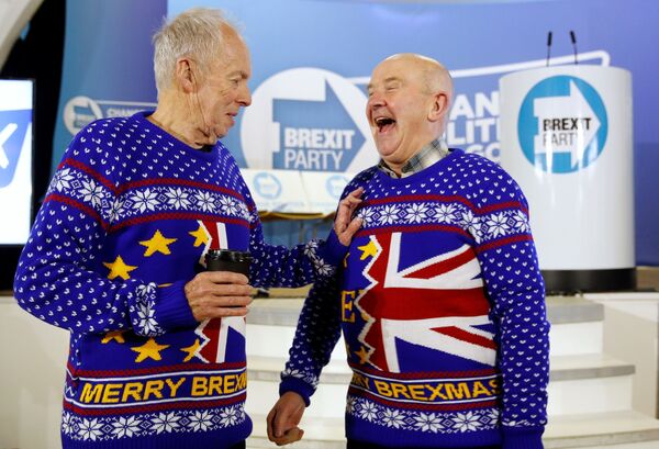 Вот такие рождественские джемперы сейчас продаются в Великобритании. Те, кто поддерживает Brexit, с радостью демонстрируют их публике - Sputnik Грузия