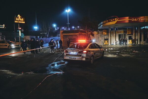 Поздно вечером в центре Тбилиси случилось ЧП - произошел взрыв на бензозаправочной станции Сента, после чего там же возник пожар - Sputnik Грузия