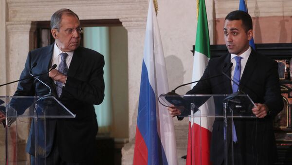 Министр иностранных дел РФ Сергей Лавров (слева) и министр иностранных дел Италии Луиджи Ди Майо на пресс-конференции по итогам встречи в Риме - Sputnik Грузия