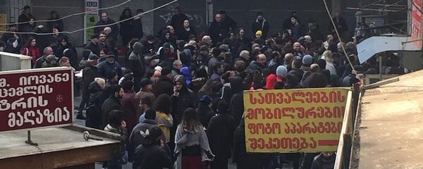 Люди у неработающей утром в понедельник станции метро Ахметели в районе Глдани - Sputnik Грузия