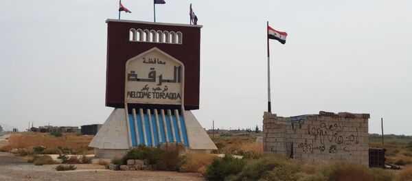 სირიის დროშები ქალაქ რაკას შესასვლელთან მდგარ სტელაზე  - Sputnik საქართველო