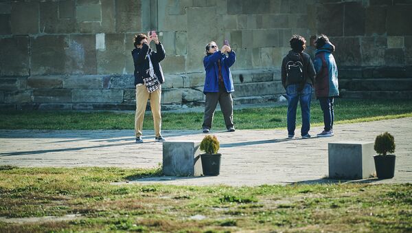 Туристы фотографируются на фоне достопримечтельностей - Sputnik Грузия