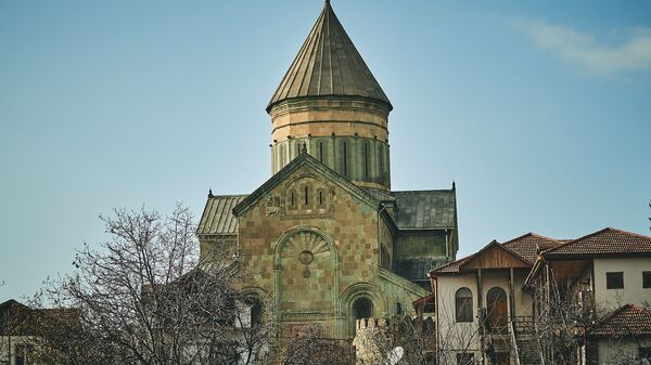 Храм Светицховели во Мцхета. Купол с крестом - Sputnik Грузия
