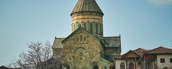 Храм Светицховели во Мцхета. Купол с крестом - Sputnik Грузия