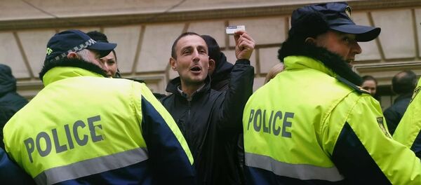 Лаша Чхартишвили на акции протеста у парламента Грузии в связи с утверждением бессрочно кандидатов в судьи Верховного суда  - Sputnik Грузия