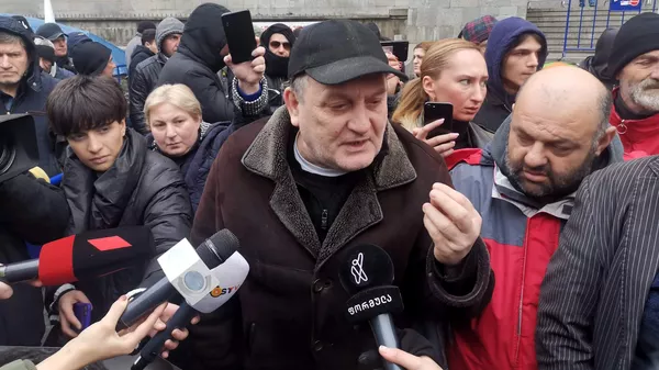 Сосо Робакидзе на акции протеста у парламента Грузии в связи с утверждением бессрочно кандидатов в судьи Верховного суда - Sputnik Грузия