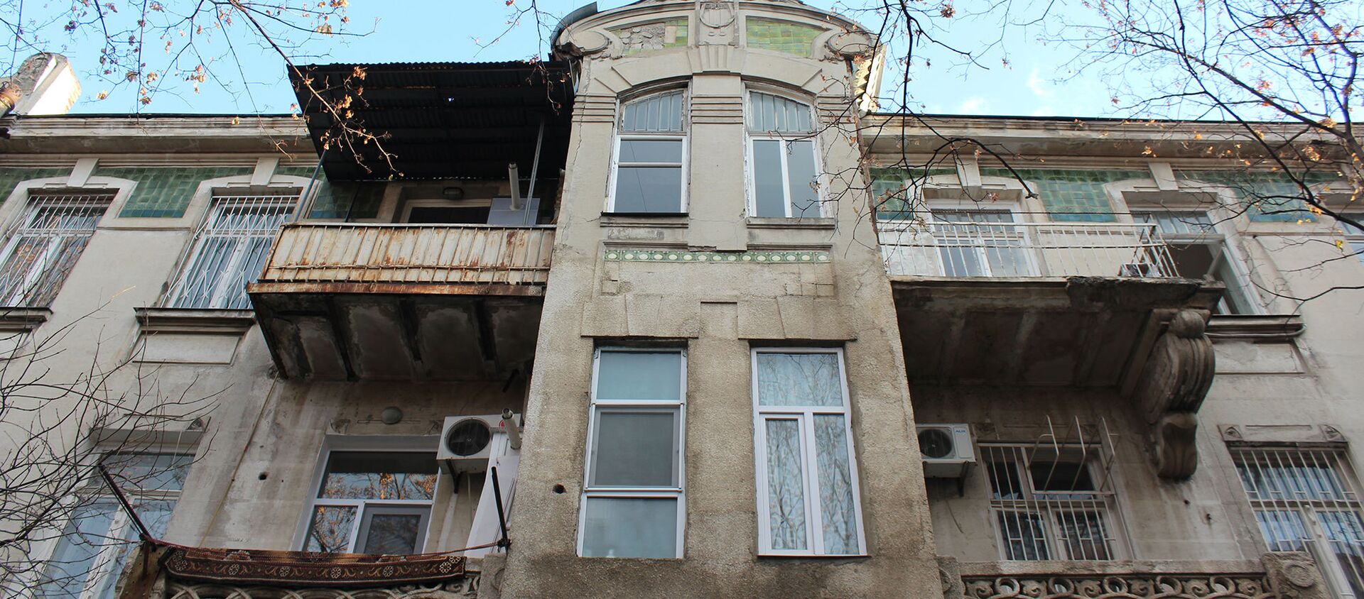 В доме две такие вот встроенные башенки - Sputnik Грузия, 1920, 13.12.2019