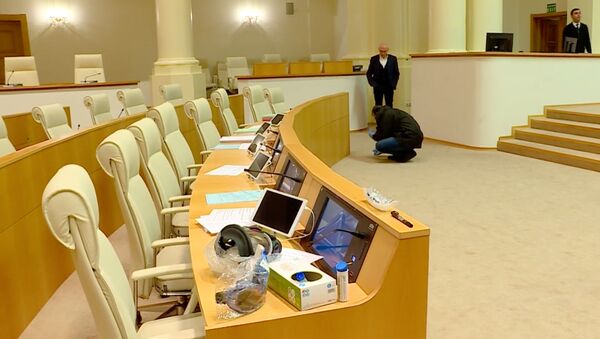 Эксперты-криминалисты изучают ситуацию в зале заседаний парламента Грузии - Sputnik Грузия